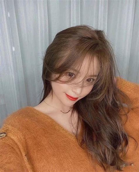 齐胸发型温柔女生头像