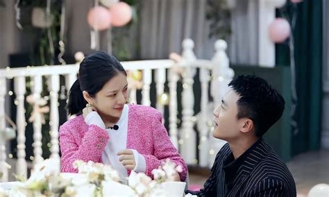 杜淳向王灿浪漫求婚，婚戒藏在玫瑰花中，两人甜蜜拥吻 - 明星 - 冰棍儿网