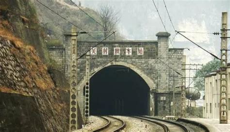 中国第一座“藏”在隧道里的火车站|关村坝|火车站|山岭_新浪新闻