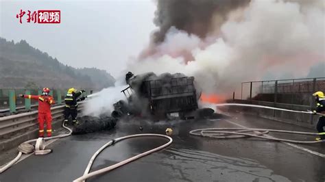 高速公路上三辆货车追尾起火燃烧致1人受伤 37名消防员紧急扑救