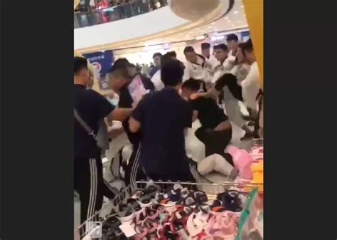 淄博一商场两帮人发生群殴？！多人被打倒在地！竟是…__凤凰网