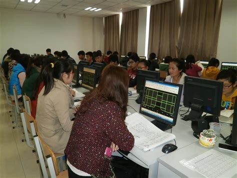 建筑学院学生正在进行广联达软件实训-咸阳职业技术学院建筑工程学院
