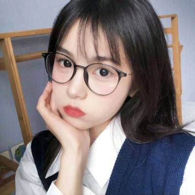 戴眼镜温柔女生头像
