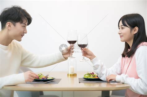 情侣在餐厅吃饭高清图片下载-正版图片500806410-摄图网
