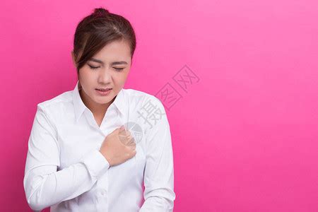 女人有胸痛高清图片下载-正版图片504448735-摄图网