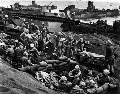 太平洋战争旧照：美军在折钵山顶插上国旗，竟用推土机埋日军尸体