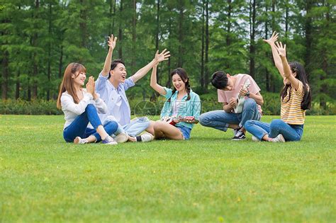 年轻人户外聚会自拍高清图片下载-正版图片501687410-摄图网