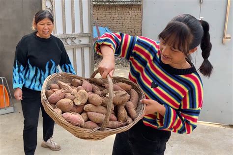 农村媳妇正在做饭，婆婆拎回来一大筐红薯，媳妇一看很高兴_凤凰网视频_凤凰网