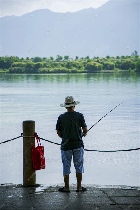 英德北江一名男士在江边钓鱼摄影图配图高清摄影大图-千库网