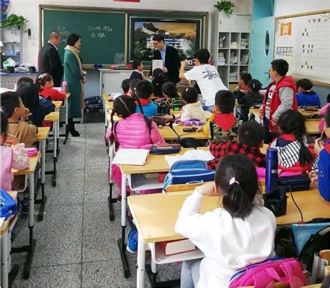 北京海淀实验二小家长进课堂：家长变身老师给孩子们上VR课_海南频道_凤凰网