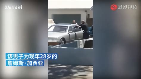 3名美警在加油站 同时从背后连开11枪击毙黑人男子_凤凰网视频_凤凰网