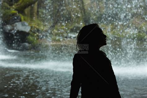 站在瀑布前的女性摄影师v高清图片下载-正版图片502071601-摄图网