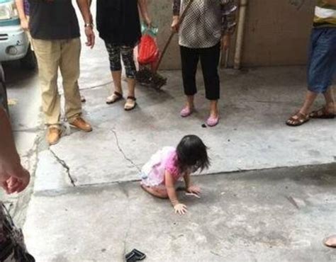 惊险万分！2岁女童三楼坠下后又要跳楼 小区众居民楼下拉棉被救援_新华报业网