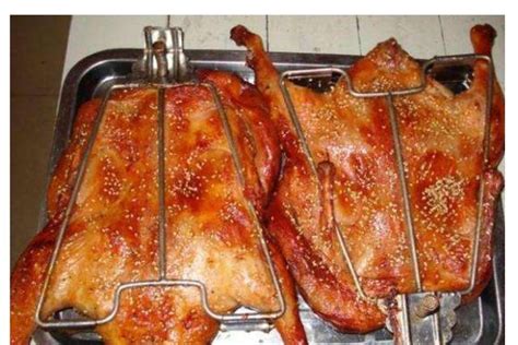 北京烤鸭“一鸭三吃”的说法，具体是哪三种吃法，各家有各家的花样_鸭子