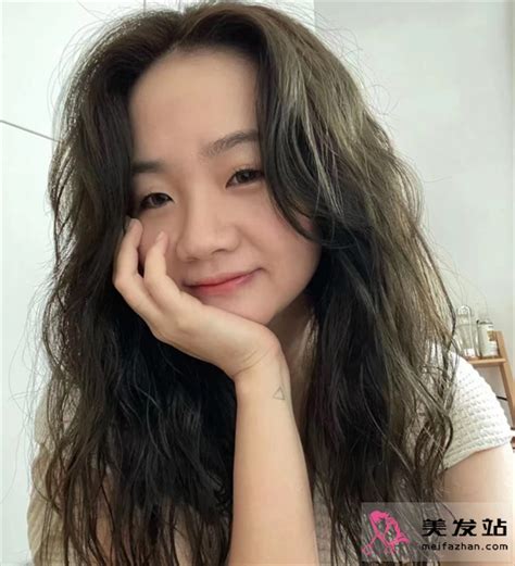 卷头发温柔女生头像