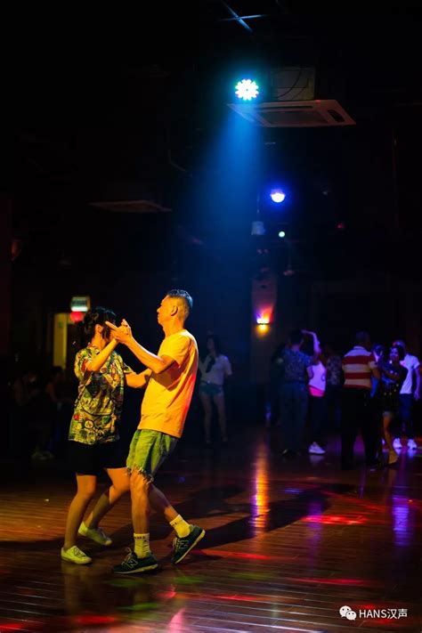 在迪斯科舞厅或俱乐部里随着音乐跳舞的人高清摄影大图-千库网