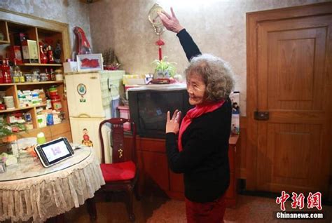 79岁老太太直播广场舞 上万人围观-上游新闻 汇聚向上的力量