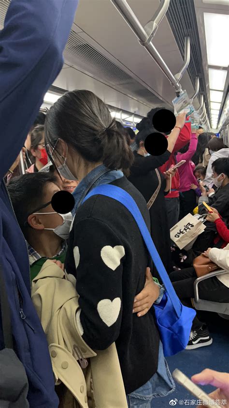 能在这么多人的北京地铁里有座真的是我的荣幸呢|北京地铁_新浪新闻