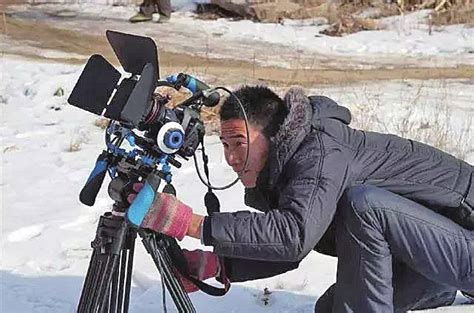 用镜头记录真善美 拍农民自己的电影——“农民导演”韩克的公益故事_图说_鲁中传媒网
