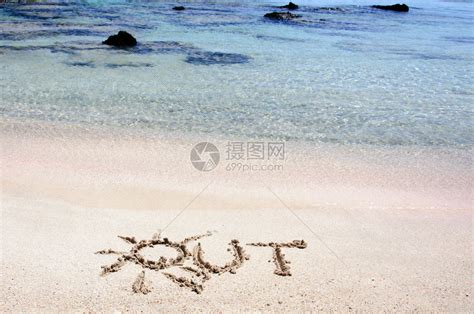 在美丽的海滩上的沙滩上写着OUT字高清图片下载-正版图片507125181-摄图网