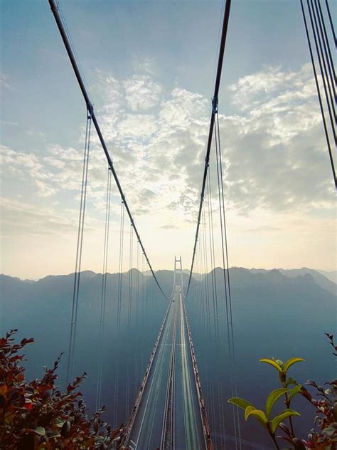 湘西土家族苗族自治州境内的矮寨大桥，被游客们称为“天上的桥”