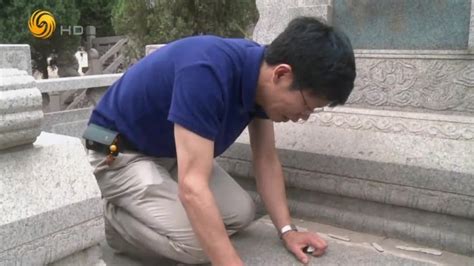 父亲病重去世没有见到最后一面，脊柱医生刘海鹰跪在父亲墓前痛哭_凤凰网视频_凤凰网