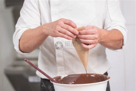 抹刀在糖果店制作巧克力糖果的专业店制作巧克力糖果的专业店模子涂抹高清图片下载-正版图片307817005-摄图网