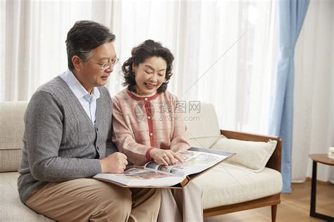 老年夫妇翻看相册回忆过往高清图片下载-正版图片502356589-摄图网