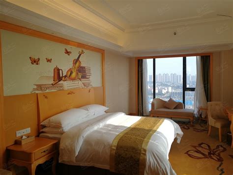 酒店女服务员整理客房床铺高清图片下载-正版图片506956700-摄图网