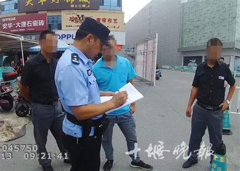 两警察遭市民恶意投诉暴力执法，警方发正名通知书_天下_新闻中心_长江网_cjn.cn