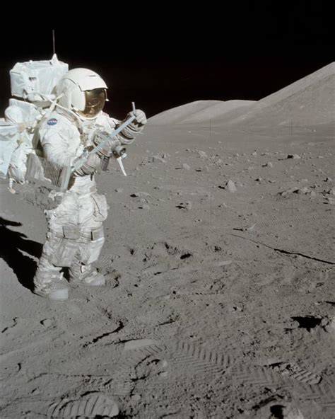 美国宇航员登录月球时在月球上插上国旗并向世界敬礼