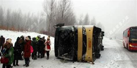 哈牡高速一辆旅游大巴车发生侧翻 致4死13伤[组图]_图片中国_中国网