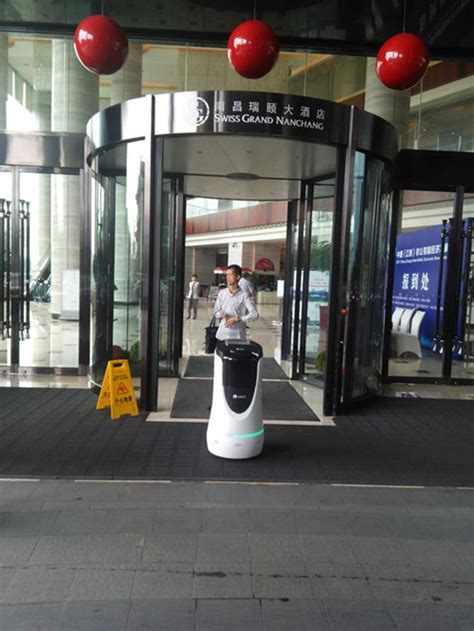 一米酒店机器人入职南昌瑞颐大酒店_一米机器人-专注酒店人工智能服务