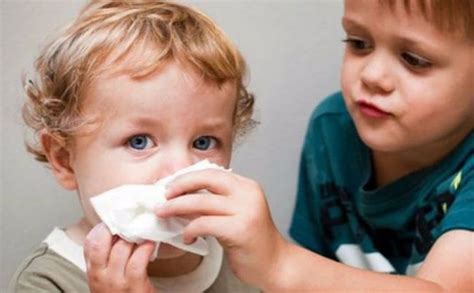 婴儿感冒鼻塞怎么办最有效方法（宝宝感冒鼻塞很难受？儿科医生：4招教你轻松缓解，比吃药还管用） | 说明书网
