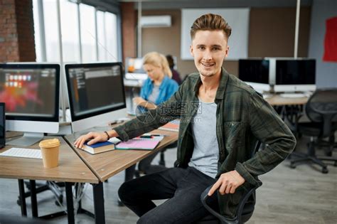 网络程序员或设计在工作场所创造职业现代信息技术公司团队微笑的男信息技术专家在桌子上就座高清图片下载-正版图片306621771-摄图网