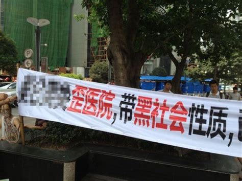 3月7日，河南郑州，一家人车站迎接退伍军人，被不同身份欢迎的条幅感动到了！#军人 #欢迎回家 #河南dou知道_凤凰网视频_凤凰网