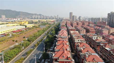 航拍俯瞰福建漳州台商投资区的角美龙池开发区，一座现代化的小镇