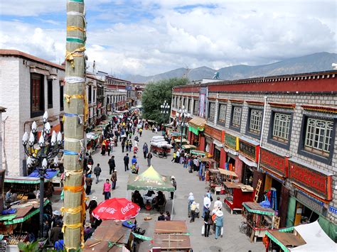 拉萨火车站迎来暑期客流高峰-西藏旅行社_西藏旅游攻略