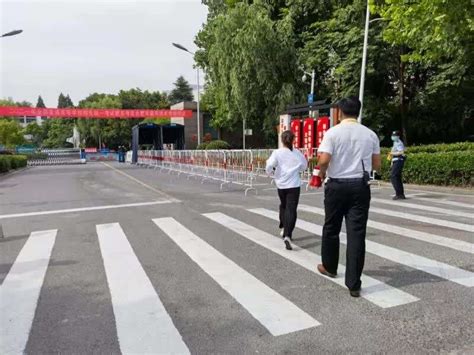 直击北京高考：考生走错考场，房山民警驾车紧急护送_手机新浪网