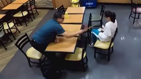 老师用戒尺打女孩手掌声音响彻餐厅_腾讯视频