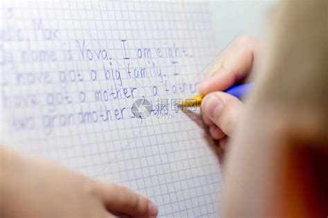 男孩手的特写镜头用铅笔在传统的白色记事本纸上手写英文单词男高清图片下载-正版图片507439560-摄图网