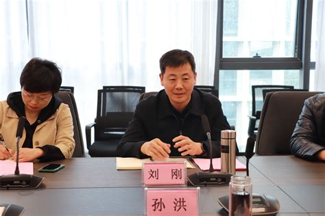 贵州交建集团与贵州双龙航空港经济区管委会交流座谈