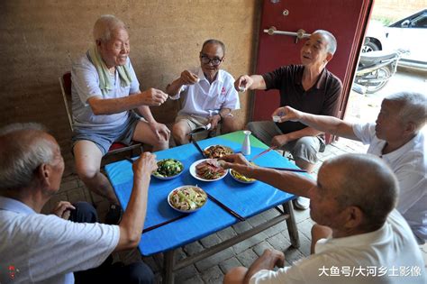 农村大爷邀8位老友喝“茅台”, 年龄最小72岁: 就想一起说说话|茅台|老友|百岁老人_新浪新闻