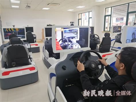 重庆： 驾校有AI智能机器人教练-人民图片网