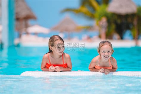 可爱的小女孩在室外游泳池玩耍高清图片下载-正版图片307974838-摄图网