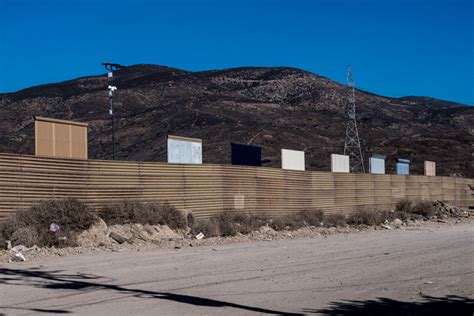 特朗普造边境墙 墨西哥人2分钟就翻越栅栏(图)|安保|墨西哥|边境_新浪新闻