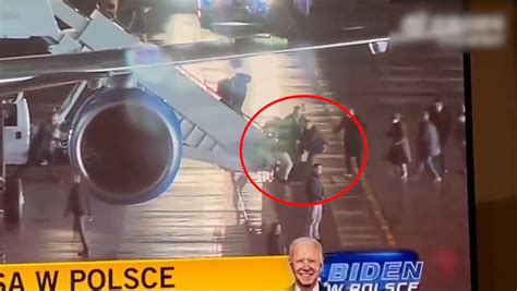 现场曝光：拜登随行人员失足摔下飞机舷梯 工作人员赶忙上前搀扶_腾讯视频