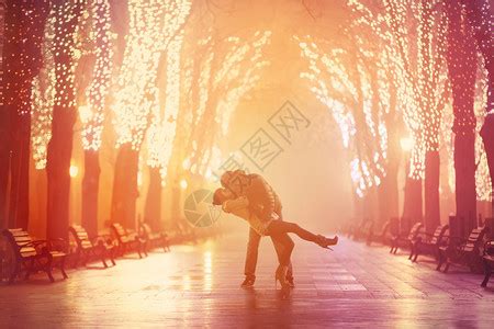 情侣在夜巷里撑着伞接吻高清图片下载-正版图片504855690-摄图网