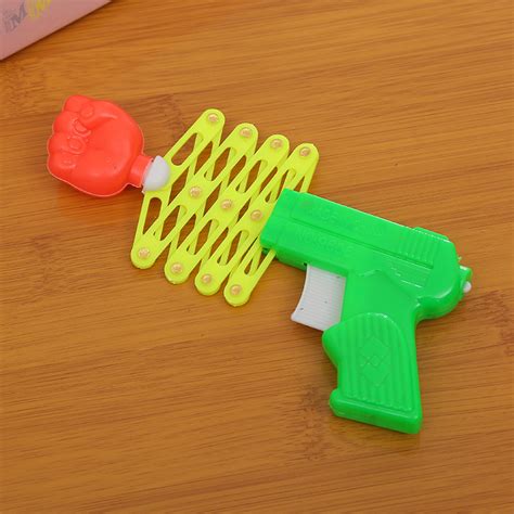 儿童玩具枪 创意伸缩拳头枪 迷你搞怪弹力枪 弹簧魔术枪小玩具-阿里巴巴
