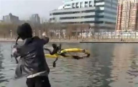 天津警方：将共享单车扔入海河的2名男子已被抓获_手机凤凰网